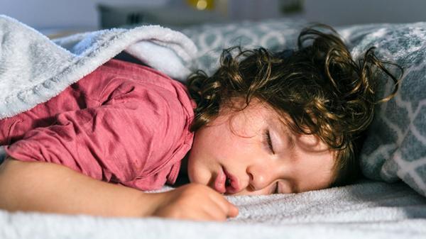 با توجه به سن تان چقدر باید بخوابید؟ با چه ترفندهایی خواب خوب کافی داشته باشیم؟